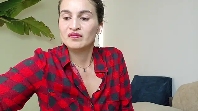 Snapshot of lizdevine chatting on 12.04.25 lizdevine online show from 12.04.25