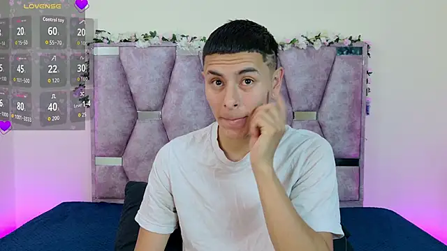 Snapshot of lana_and_liam_ chatting on 11.11.25 lana and liam online show from 11.11.25