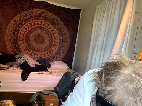 Snapshot of XanderOzzz chatting on 11.11.25 XanderOzzz online show from 11.11.25