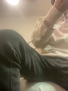 Snapshot of XanderOzzz chatting on 12.17.25 XanderOzzz online show from 12.17.25