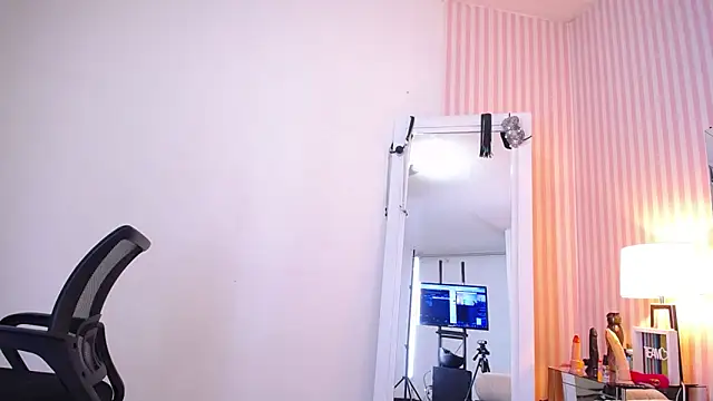 ViictoriaJones  online show from 12.04.25