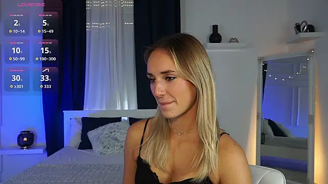 Snapshot of LenaaStar chatting on 11.06.25 LenaaStar online show from 11.06.25