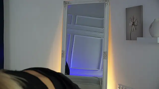 Snapshot of LenaaStar chatting on 11.16.25 LenaaStar online show from 11.16.25