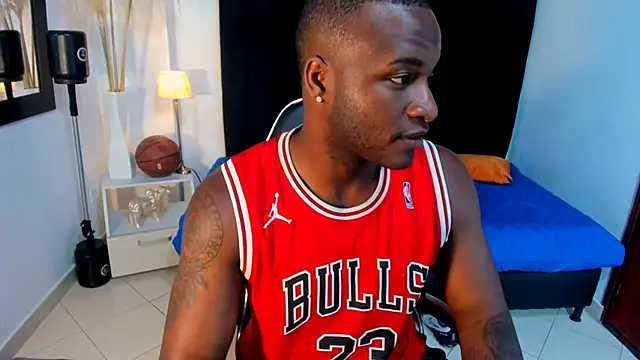 Snapshot of chrstian_lewis1 chatting on 11.21.25 chrstian lewis1 online show from 11.21.25