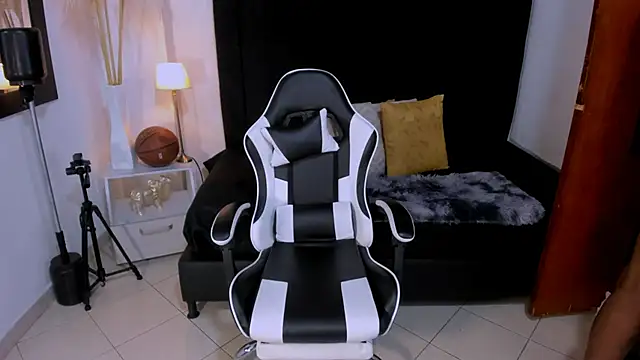 Snapshot of chrstian_lewis1 chatting on 11.26.25 chrstian lewis1 online show from 11.26.25