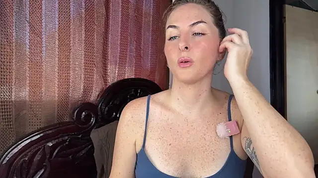 Snapshot of sexylittlefriend chatting on 04.22.26 sexylittlefriend online show from 04.22.26