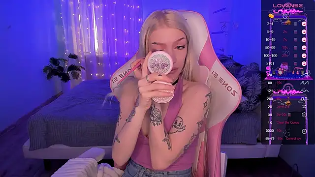 AnyaTaylor  online show from 04.04.26