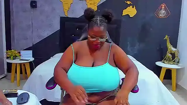 Snapshot of Maiam__Rossi chatting on 10.16.25 Maiam Rossi online show from 10.16.25