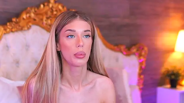 Snapshot of EllieRedd chatting on 10.29.25 EllieRedd online show from 10.29.25