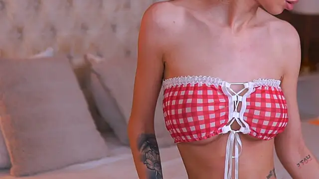 Snapshot of EllieRedd chatting on 11.15.25 EllieRedd online show from 11.15.25