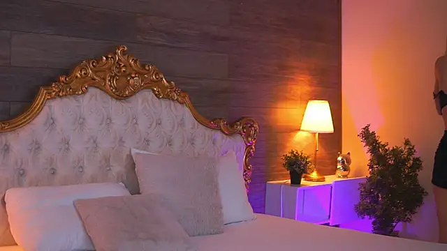 Snapshot of EllieRedd chatting on 11.18.25 EllieRedd online show from 11.18.25