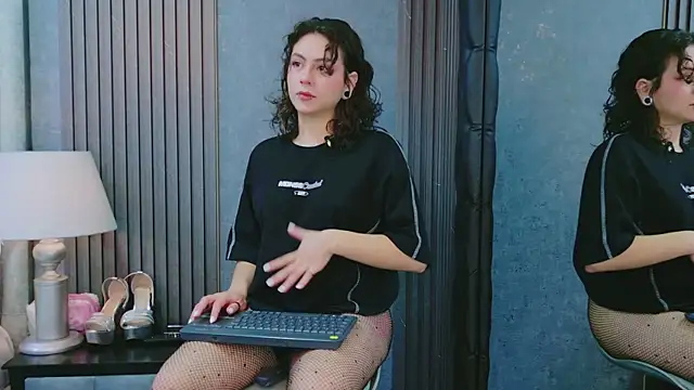 Snapshot of AtheneaCross chatting on 11.29.25 AtheneaCross online show from 11.29.25