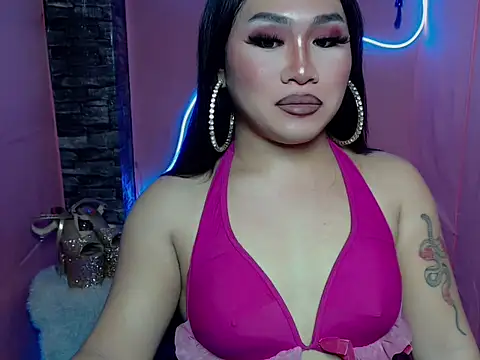 Snapshot of pretty_lassy chatting on 11.18.25 pretty lassy online show from 11.18.25