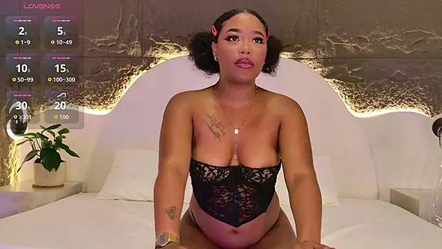 Snapshot of Nahomi_Rivera chatting on 12.15.25 Nahomi Rivera online show from 12.15.25