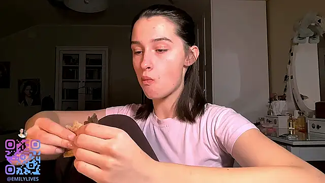 Snapshot of DarlineBrustera chatting on 11.24.25 DarlineBrustera online show from 11.24.25