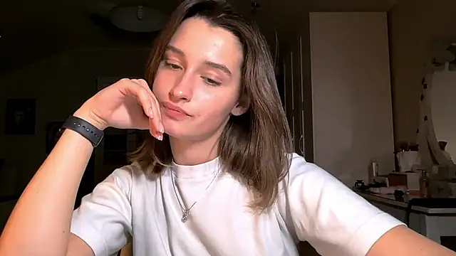 Snapshot of DarlineBrustera chatting on 11.25.25 DarlineBrustera online show from 11.25.25