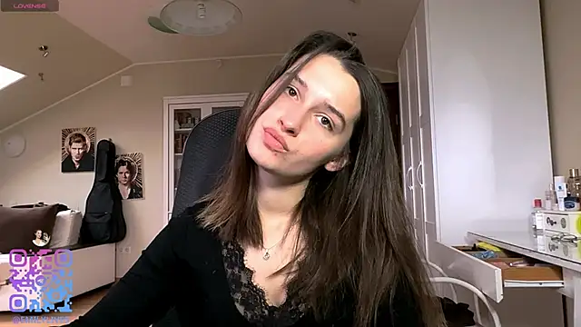 Snapshot of DarlineBrustera chatting on 04.19.26 DarlineBrustera online show from 04.19.26