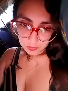 Snapshot of BomBomLuu chatting on 12.22.25 BomBomLuu online show from 12.22.25