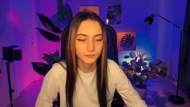 Snapshot of olivianorton chatting on 09.18.25 olivianorton online show from 09.18.25