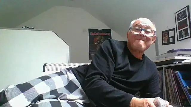 Snapshot of naughtygrandad1 chatting on 09.17.25 naughtygrandad1 online show from 09.17.25