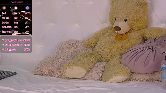 Snapshot of IsisQueen chatting on 10.27.25 IsisQueen online show from 10.27.25