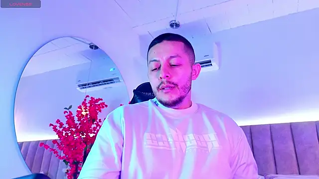 Snapshot of AronSandeers chatting on 10.25.25 AronSandeers online show from 10.25.25