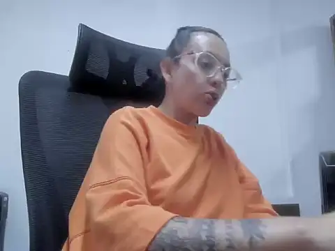 Snapshot of dalila_macherano1 chatting on 10.11.25 dalila macherano1 online show from 10.11.25