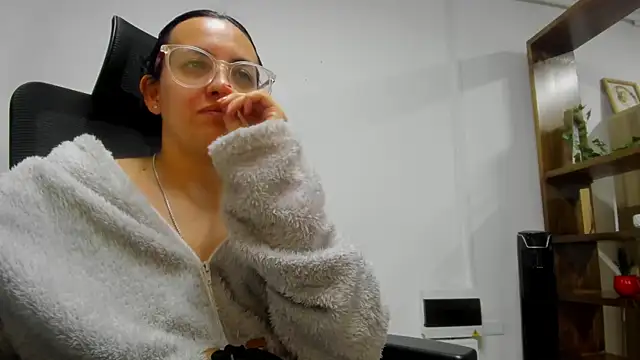 Snapshot of dalila_macherano1 chatting on 10.14.25 dalila macherano1 online show from 10.14.25