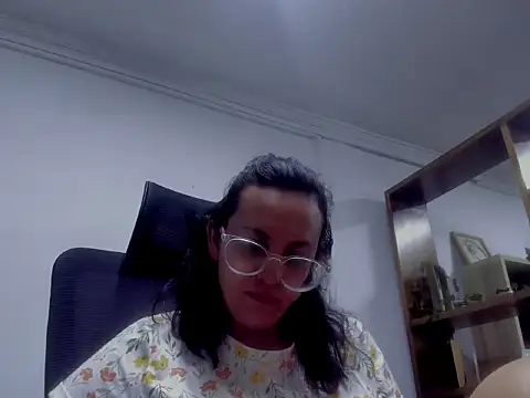 Snapshot of dalila_macherano1 chatting on 10.31.25 dalila macherano1 online show from 10.31.25