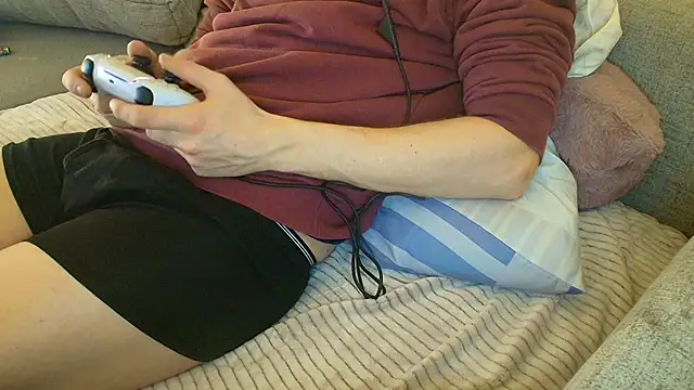 Snapshot of Breezydicksn chatting on 12.04.25 Breezydicksn online show from 12.04.25