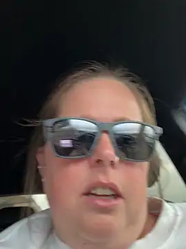 Snapshot of hornykitty1210 chatting on 11.05.25 hornykitty1210 online show from 11.05.25