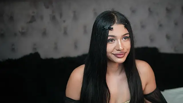 Snapshot of GiuliaSya chatting on 10.14.25 GiuliaSya online show from 10.14.25