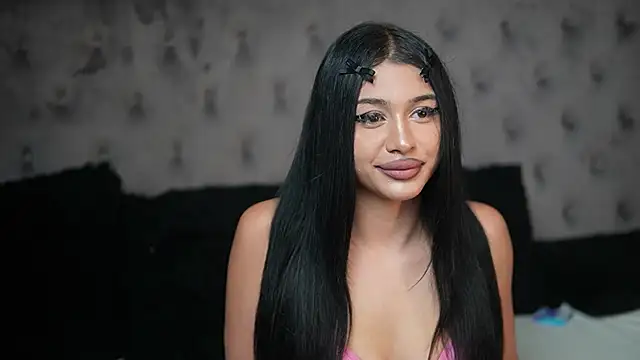 Snapshot of GiuliaSya chatting on 10.15.25 GiuliaSya online show from 10.15.25