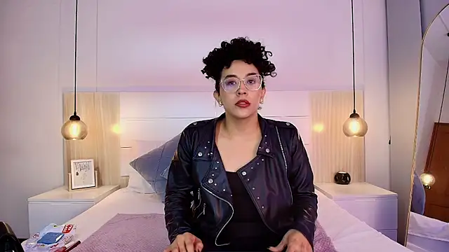 Snapshot of alehia_cute chatting on 10.13.25 alehia cute online show from 10.13.25