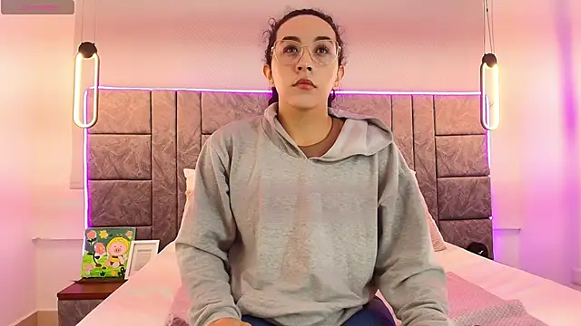 Snapshot of alehia_cute chatting on 10.17.25 alehia cute online show from 10.17.25