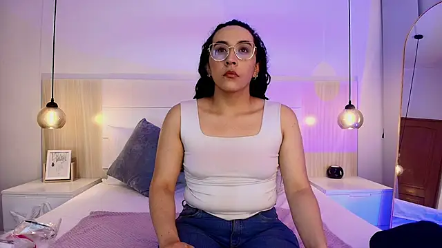 Snapshot of alehia_cute chatting on 10.22.25 alehia cute online show from 10.22.25