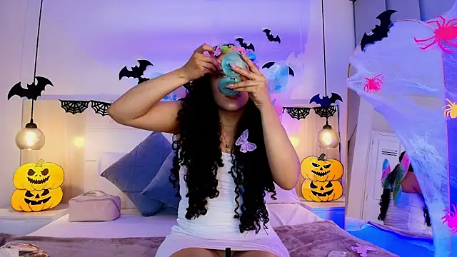 Snapshot of alehia_cute chatting on 10.31.25 alehia cute online show from 10.31.25