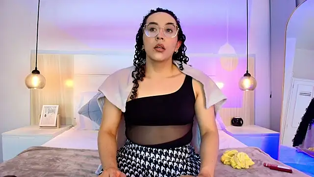 Snapshot of alehia_cute chatting on 11.13.25 alehia cute online show from 11.13.25