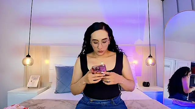 Snapshot of alehia_cute chatting on 11.18.25 alehia cute online show from 11.18.25