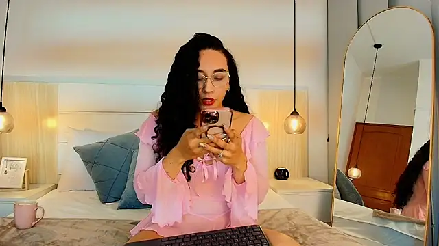 Snapshot of alehia_cute chatting on 12.01.25 alehia cute online show from 12.01.25