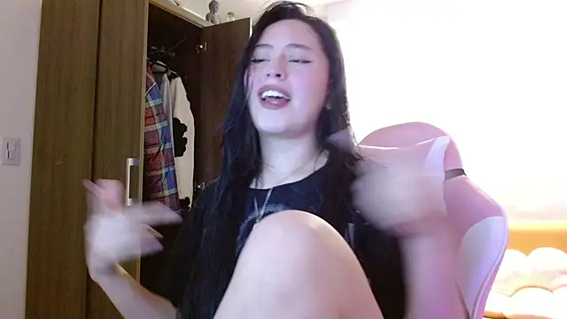 Snapshot of madissooon__ chatting on 11.21.25 madissooon online show from 11.21.25