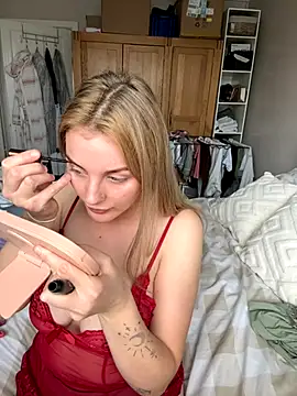 Layla 20  online show from 10.10.25