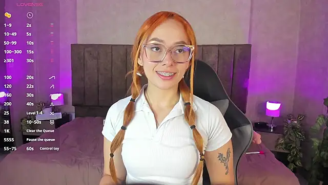 Snapshot of LanaMills_ chatting on 09.18.25 LanaMills online show from 09.18.25