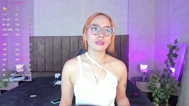 Snapshot of LanaMills_ chatting on 10.10.25 LanaMills online show from 10.10.25