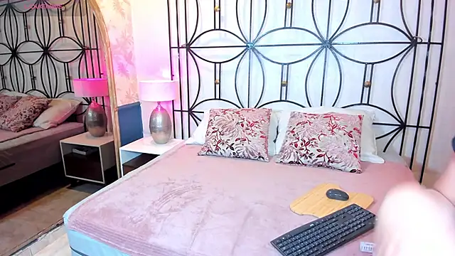 Nahomi key  online show from 11.26.25