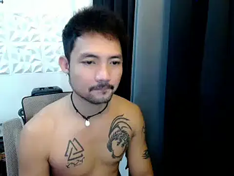 Snapshot of Thefriskyasian chatting on 09.30.25 Thefriskyasian online show from 09.30.25