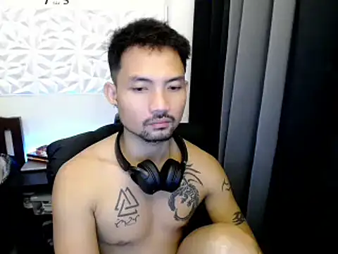 Snapshot of Thefriskyasian chatting on 10.11.25 Thefriskyasian online show from 10.11.25