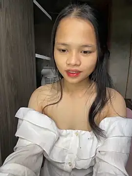 Snapshot of Hana-44 chatting on 11.13.25 Hana-44 online show from 11.13.25