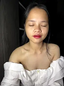 Snapshot of Hana-44 chatting on 11.13.25 Hana-44 online show from 11.13.25