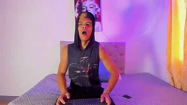 Snapshot of wyatt_3 chatting on 09.10.25 wyatt 3 online show from 09.10.25